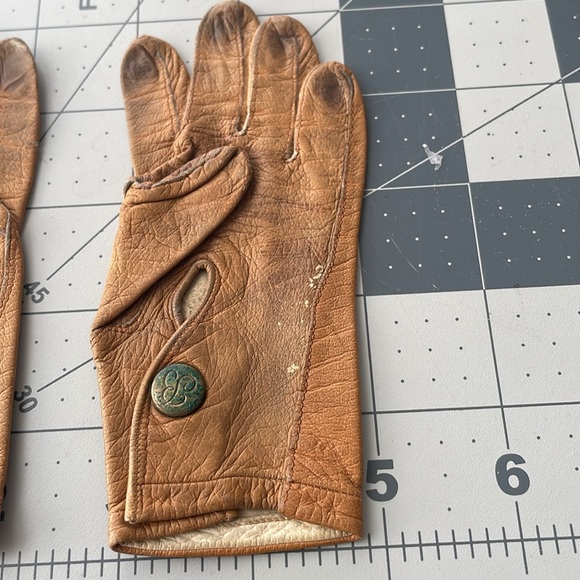 Antique Victorian/Edwardian child's gloves, soft brown leather, snap w letter B - Picture 5 of 9